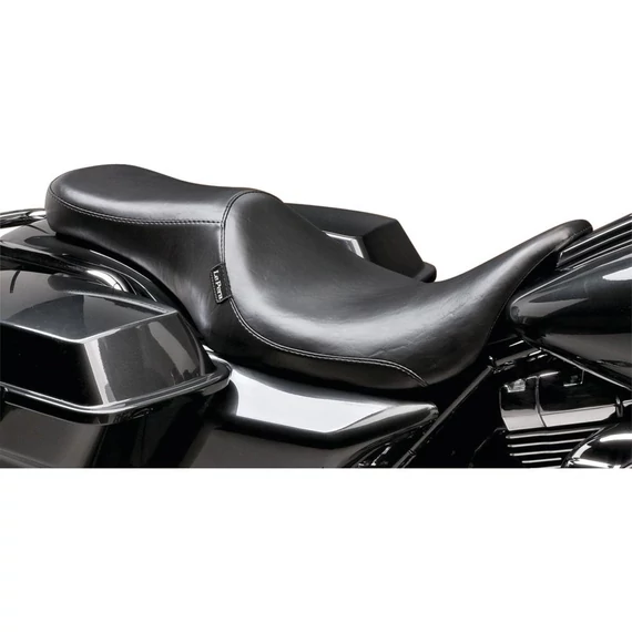 Silhouette 2-up sima ülés 203mm utasfelület fekete vinyl – Twin Cam; Milwaukee-Eight