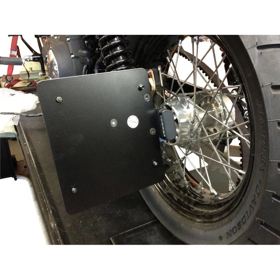 Oldalra szerelhető rendszámtábla tartó készlet Németország 180 x 200 mm fekete porszórt – Harley-Davidson kompatibilis