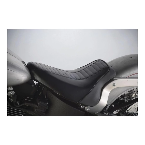 Bare Bones Daddy-O szólóülés fekete vinilből – Harley-Davidson kompatibilis