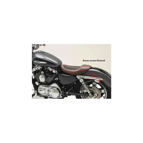 Fred Kodlin Signature sorozatú szólóülés fekete Alcantara bőrrel – Harley-Davidson kompatibilis