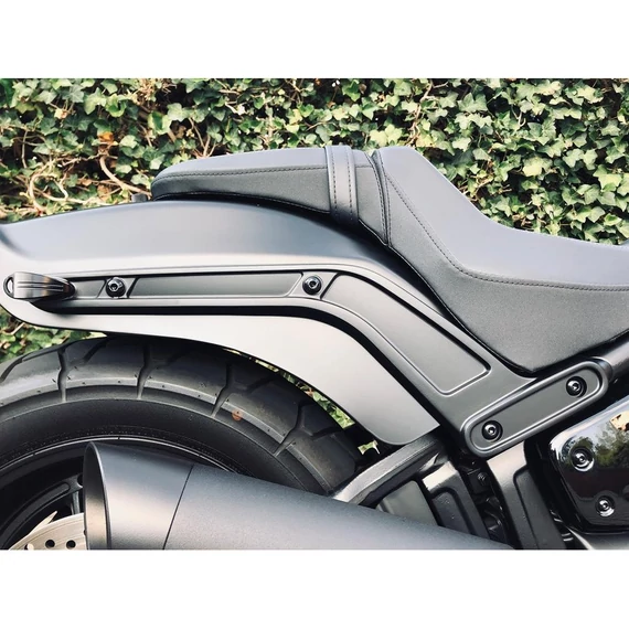 A sárvédő rugóstag csavarkészlet 8 csavart és 8 alátétet tartalmaz Screws4Bikes – Harley-Davidson kompatibilis