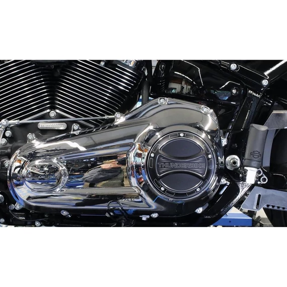 Torque 2.0 kuplungfedél Thunderbike logóval, 5 lyukú, kétszínű eloxált – Harley-Davidson kompatibilis
